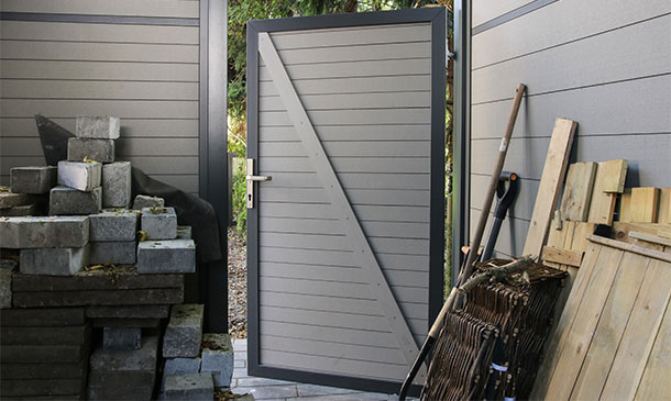 porte de jardin en bois composite gris - cadre anthracite de dos